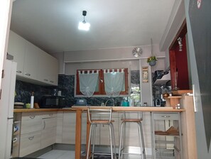 Coffee/tea maker, fridge, microwave, oven - Holiday Home in Pradines with Renovated Private Garden (Pradines)