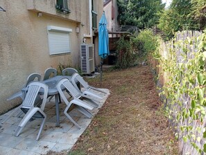 Outdoor dining - Holiday Home in Pradines with Renovated Private Garden (Pradines)