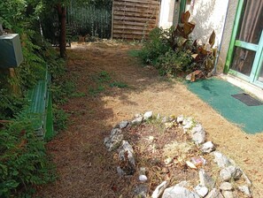 Property grounds - Holiday Home in Pradines with Renovated Private Garden (Pradines)