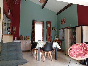 Dining - Holiday Home in Pradines with Renovated Private Garden (Pradines)