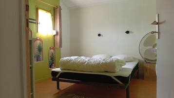 3 bedrooms, desk, iron/ironing board, bed sheets