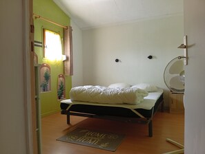 3 bedrooms, desk, iron/ironing board, bed sheets - Holiday Home in Pradines with Renovated Private Garden (Pradines)