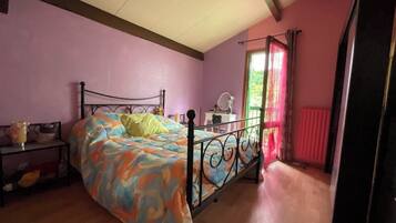 3 chambres, bureau, fer et planche à repasser, draps fournis