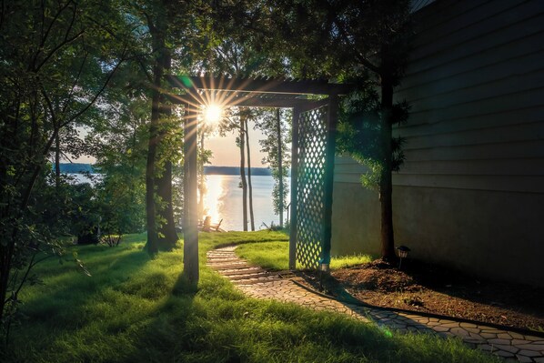 Ein Weg führt zu einem Pavillon mit Blick auf das Wasser.