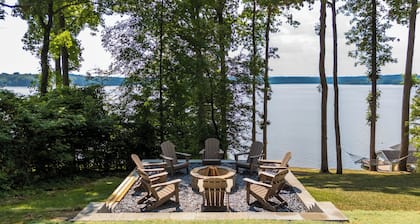 5BR Luxe Lakefront: KingBR|Spa|Kayaks|Pickleball