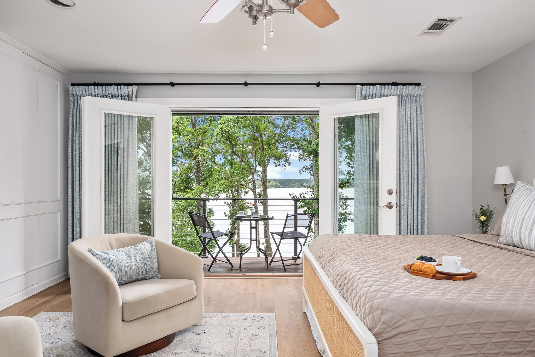 5 makuuhuonetta, työpöytä, silitysrauta/-lauta, vauvan matkasänky