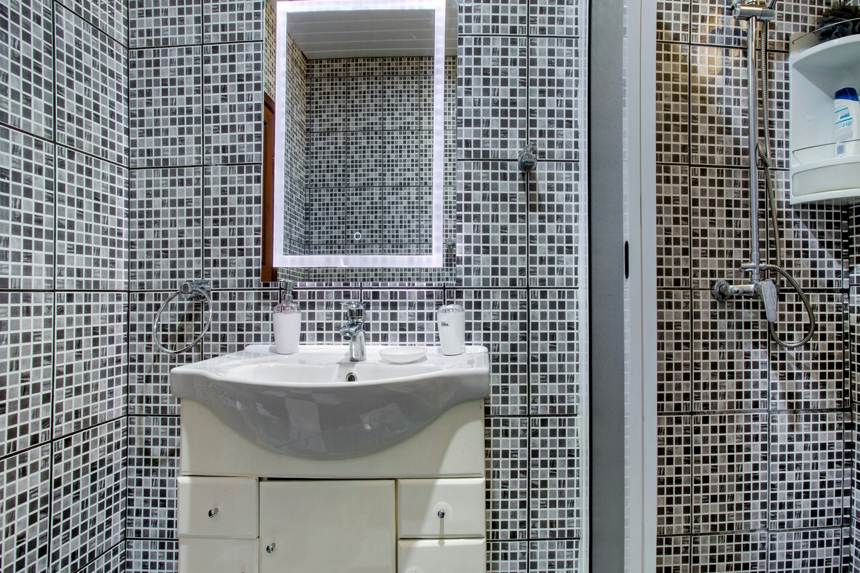 Een douche, een haardroger, handdoeken