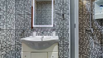 Een douche, een haardroger, handdoeken