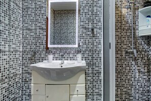 Dusche, Haartrockner, Handtücher