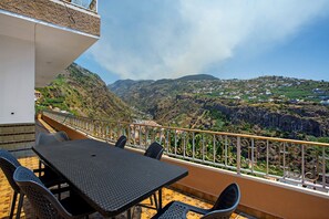 Outdoor dining - Holiday Home 'Pico The Best View' with Sea View, Private Terrace & Balcony (Ribeira Brava)