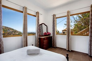 3 bedrooms, iron/ironing board, free WiFi, bed sheets - Holiday Home 'Pico The Best View' with Sea View, Private Terrace & Balcony (Ribeira Brava)