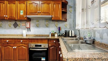 Kühlschrank, Mikrowelle, Herdplatte, Wasserkocher mit Kaffee-/Teezubehör