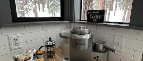 Réfrigérateur, four à micro-ondes, un four, surface de cuisson