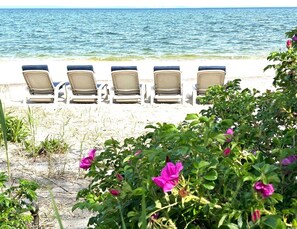 Rannalla, aurinkotuoleja, rantapyyhkeitä