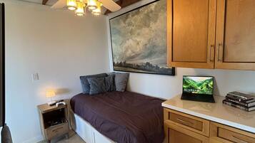 3 bedrooms, desk, iron/ironing board, free WiFi