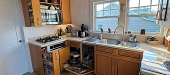 Beach cottage, private road, private beach, private mooring, private parking.