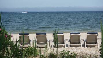 Plage, chaises longues, serviettes de plage