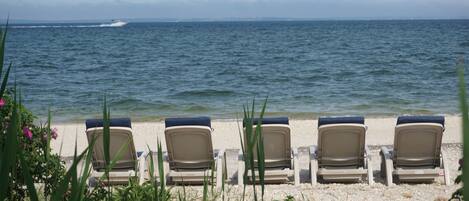 Plage, chaises longues, serviettes de plage
