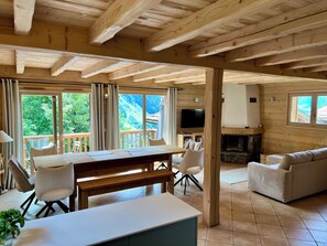 Living area - Chalet in the heart of the resort, less than 4 minutes from the slopes, shops and restaurants. (Sainte-Foy-Tarentaise)