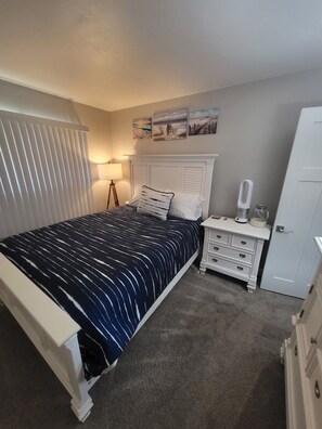 1 dormitorio, escritorio, tabla de planchar con plancha y cuna de viaje