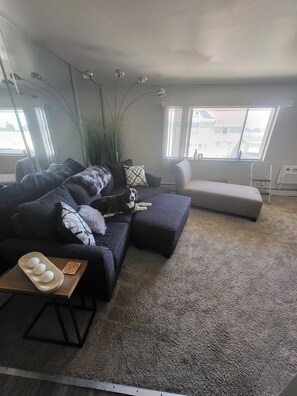 Smart-TV, bøker og stereoanlegg