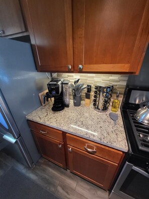 Kjøleskap, mikrobølgeovn, ovn og kokeplater