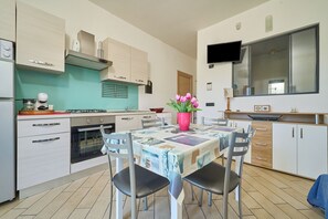 Jääkaappi, mikroaaltouuni, uuni, liesi