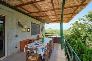 Outdoor dining - Apartment 'Il Gelso' with Private Terrace, Private Garden and Wi-Fi (Castagneto Carducci)