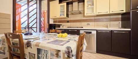 Een koelkast, een microgolfoven, een oven, een kookplaat