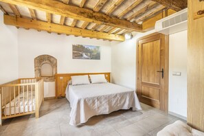 5 bedrooms, iron/ironing board, free WiFi, bed sheets