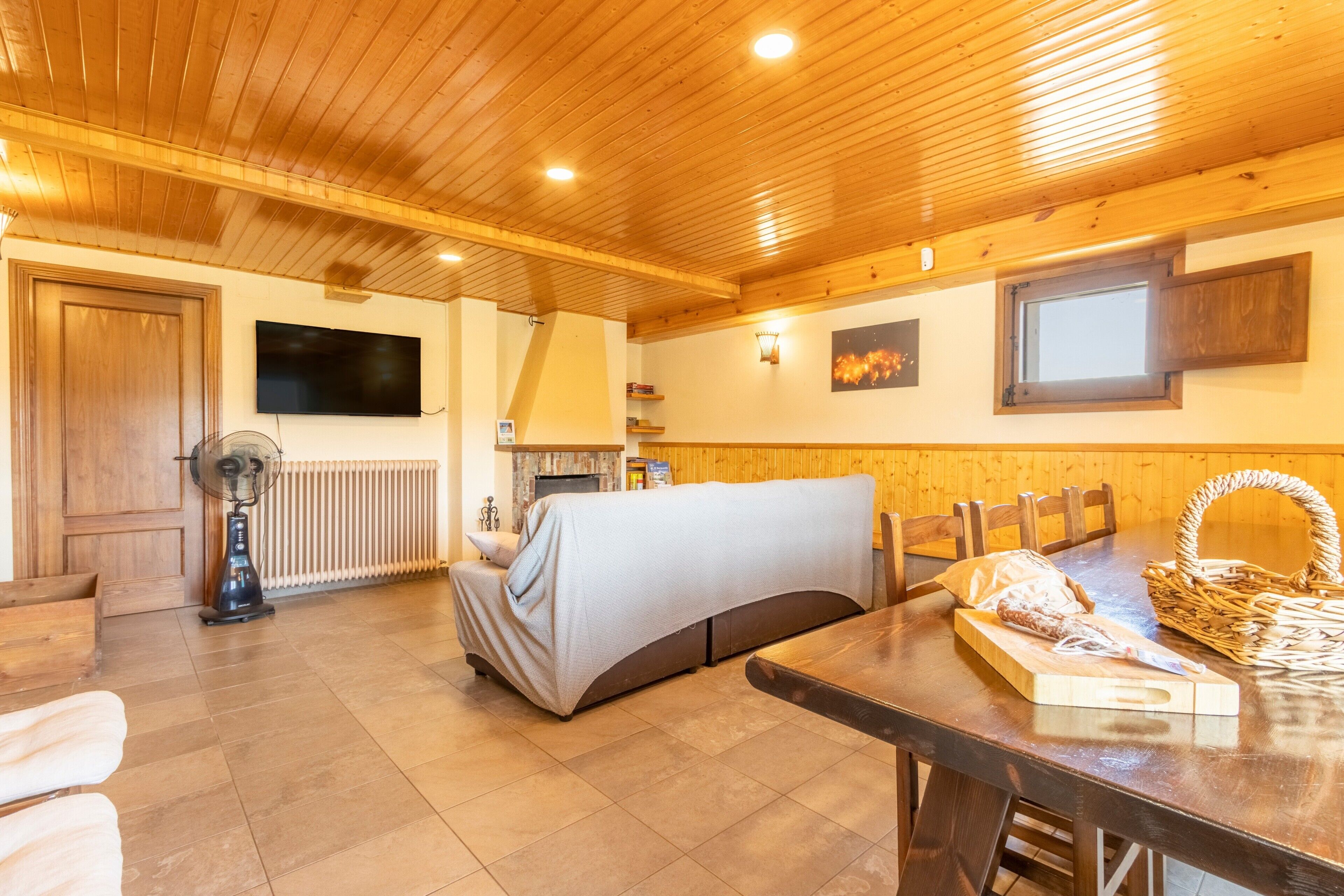 Televisión, chimenea, mesa de ping pong