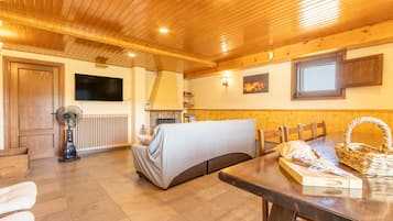 Televisión, chimenea, mesa de ping pong