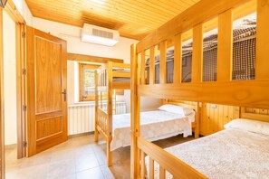 5 bedrooms, iron/ironing board, free WiFi, bed sheets - Holiday Home 'Cal Sicull' with Mountain View, Private Pool and Wi-Fi (Santa Maria De Merles)