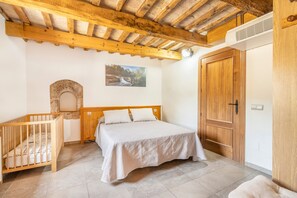 5 bedrooms, iron/ironing board, free WiFi, bed sheets