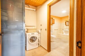 Dusche, Haartrockner, Handtücher