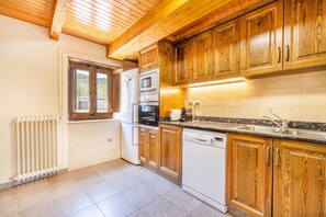 Fridge, microwave, oven, stovetop - Holiday Home 'Cal Sicull' with Mountain View, Private Pool and Wi-Fi (Santa Maria De Merles)