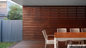 Outdoor dining - Austin Cottage - Pet friendly holiday house in Newcastle (The Junction)