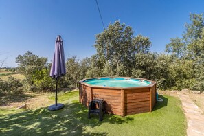 Outdoor spa tub - Apartment 'Cal Viudet Nou' with Mountain View, Private Pool and Wi-Fi (Casserres)