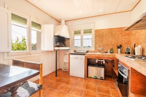 Fridge, microwave, oven, stovetop - Apartment 'Cal Viudet Nou' with Mountain View, Private Pool and Wi-Fi (Casserres)