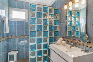 Shower, hair dryer, towels - Vacation Home 'Casita Canaria' with Sea View, Private Pool and Wi-Fi (Tías)