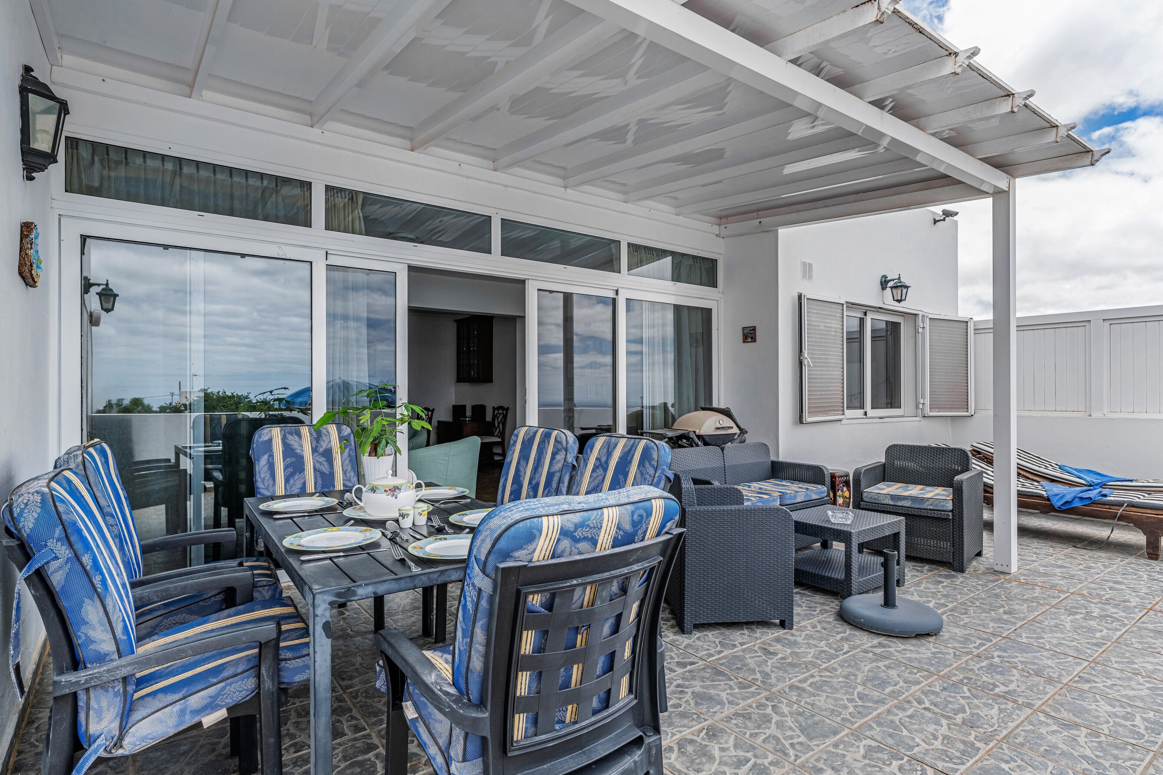 屋外ダイニングエリア