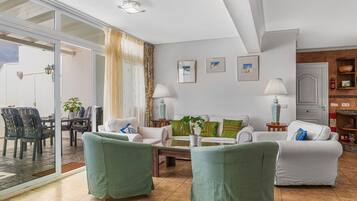 Fernseher, DVD-Player, Stereoanlage