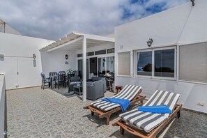 Outdoor dining - Vacation Home 'Casita Canaria' with Sea View, Private Pool and Wi-Fi (Tías)