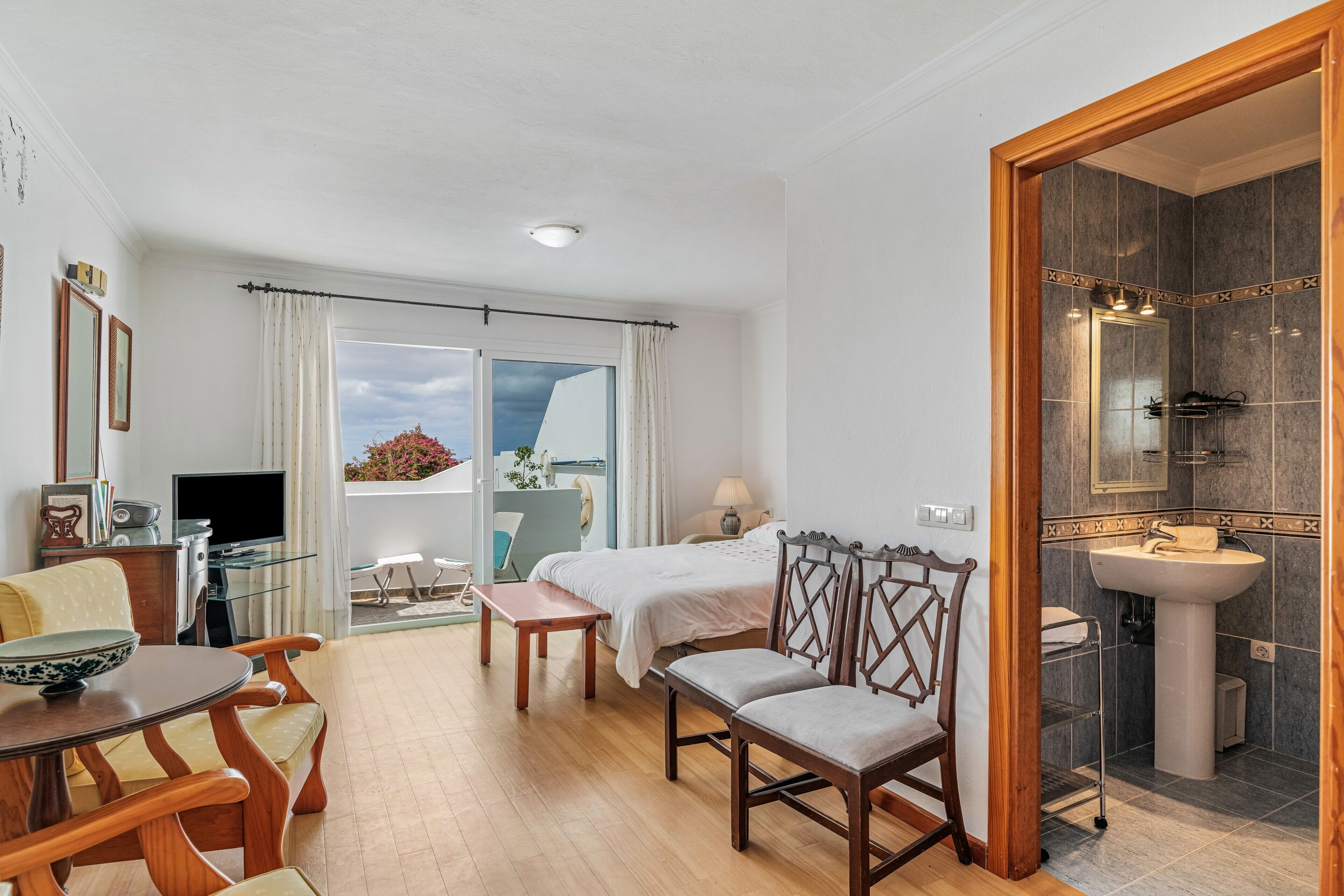 2 habitaciones, tabla de planchar con plancha y wifi gratis 