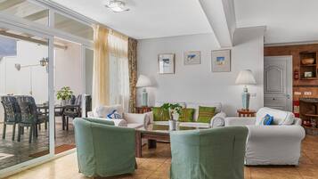 Televisión, reproductor de DVD y estéreo