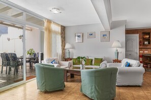 TV, DVD player, stereo - Vacation Home 'Casita Canaria' with Sea View, Private Pool and Wi-Fi (Tías)