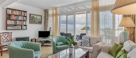 Fernseher, DVD-Player, Stereoanlage