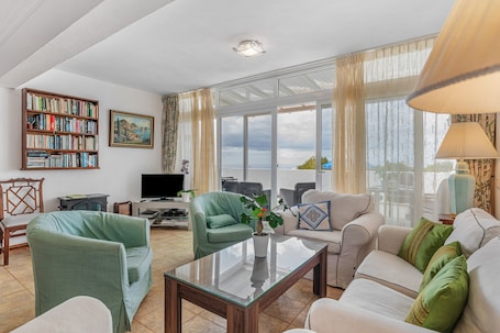 TV, DVD player, stereo. Vacation Home 'Casita Canaria' with Sea View, Private Pool and Wi-Fi