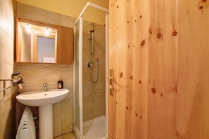 Regadera, secadora de cabello, toallas 