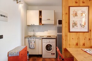 Refrigerador, microondas, parrilla de estufa y cafetera y tetera 